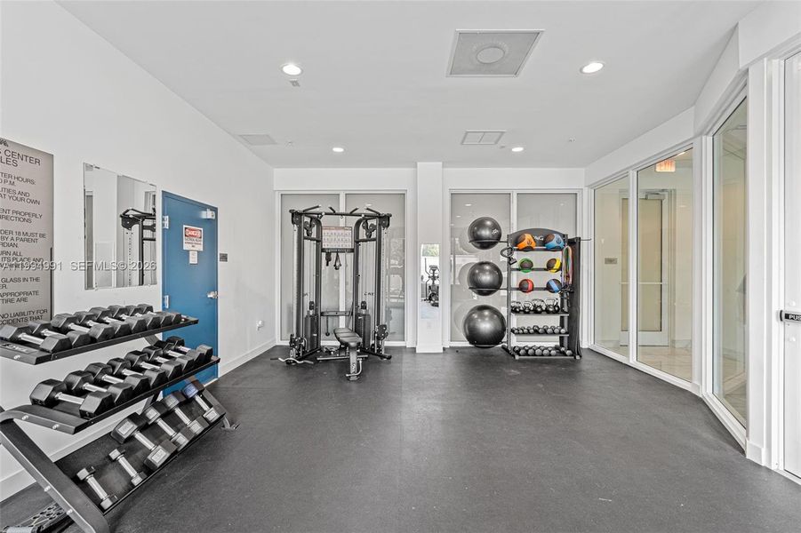 Community amenities in , Hollywood (Image 12).