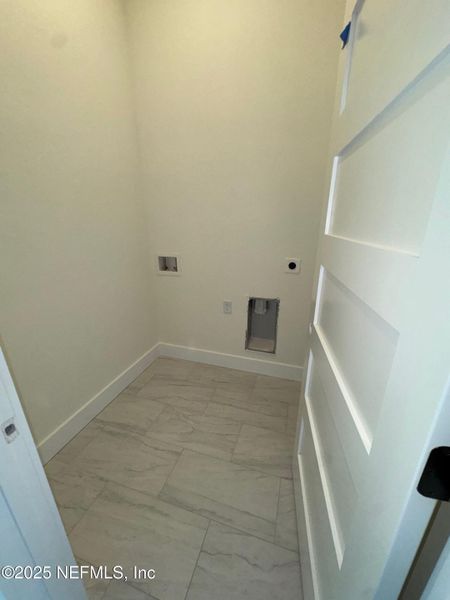 Spacious, unfurnished interior of a new home in , Jacksonville (Image 10).