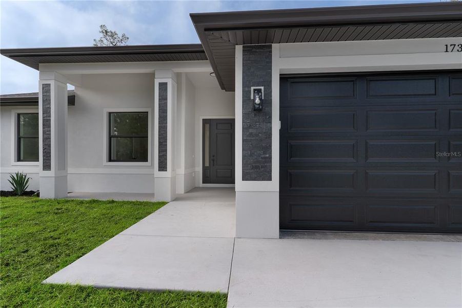 Exterior details and patio area of a home in , Port Charlotte (Image 3).