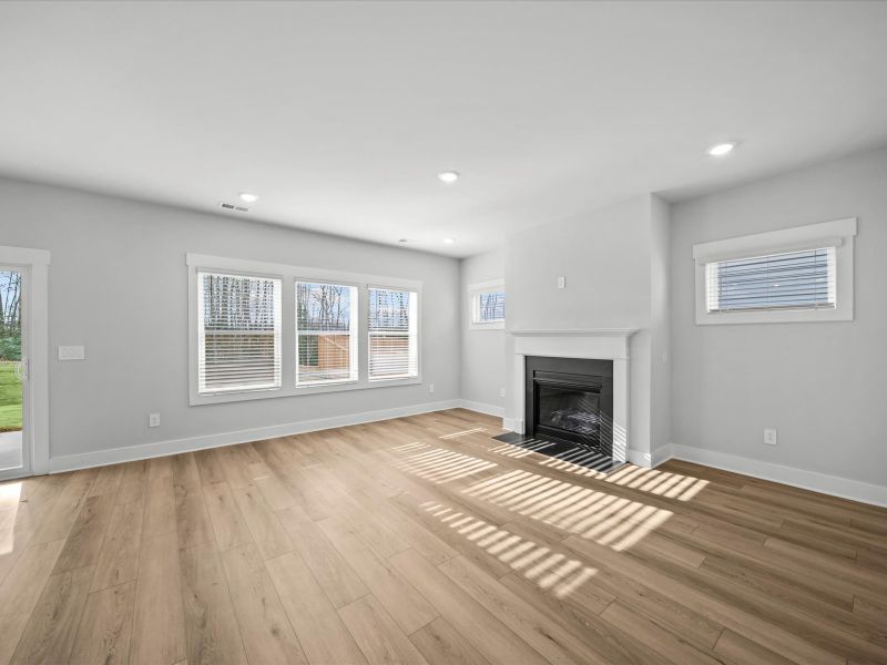 Spacious, unfurnished interior of a new home in Wexford Park, Fountain Inn (Image 11).