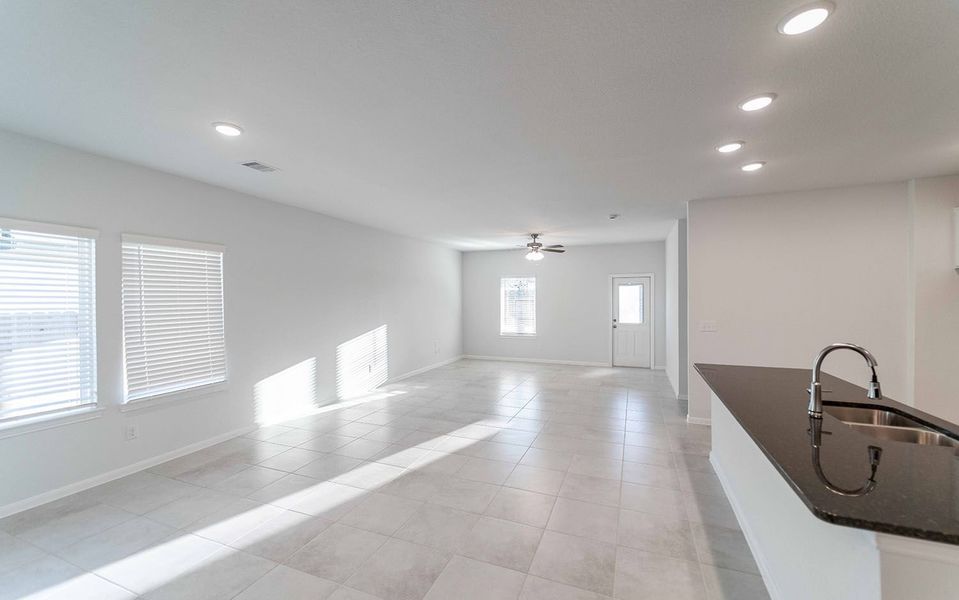 Spacious, unfurnished interior of a new home in Cielo, Conroe (Image 11).