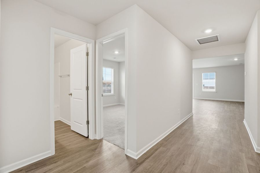 Spacious, unfurnished interior of a new home in Ashton Lakes, Lexington (Image 10).