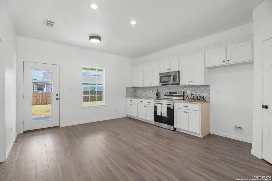 Furnished interior view inside a new home in , Canyon Lake (Image 13).