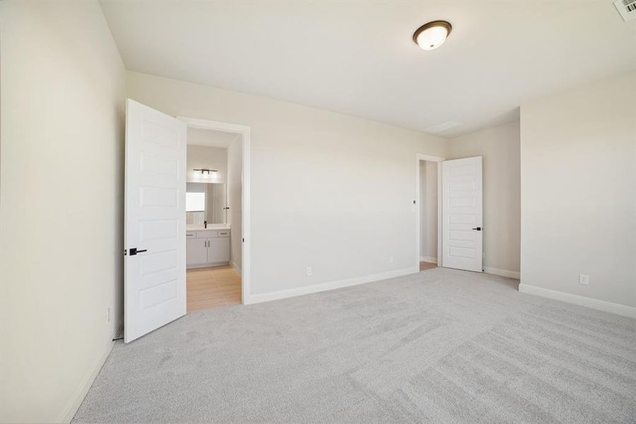 Spacious, unfurnished interior of a new home in Myrtle Creek, Waxahachie (Image 16). Spacious, unfurnished interior of a new home in Myrtle Creek, Waxahachie (Image 16).