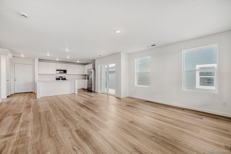 Spacious, unfurnished interior of a new home in Percheron, Colorado Springs (Image 11).