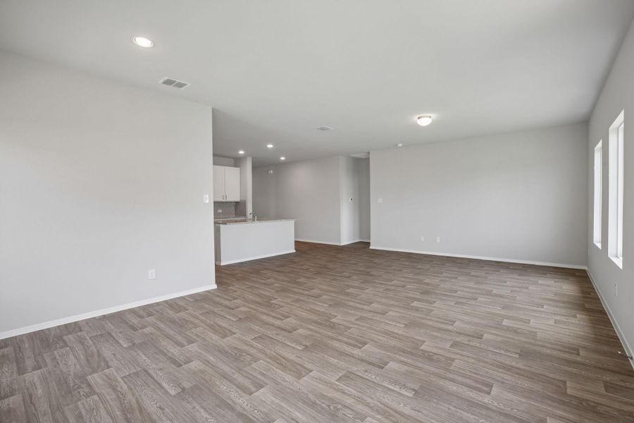 Spacious, unfurnished interior of a new home in Cloverleaf, Austin (Image 35).