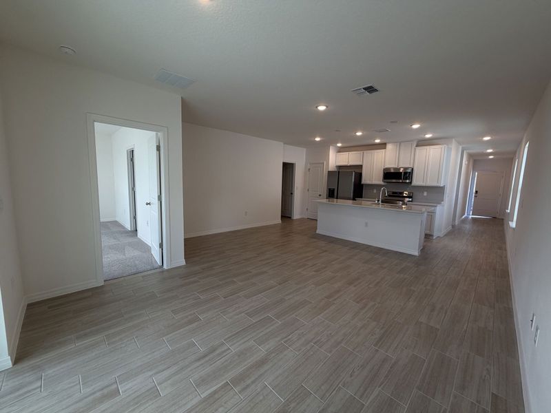 Spacious, unfurnished interior of a new home in Hammock Reserve, Haines City (Image 6).