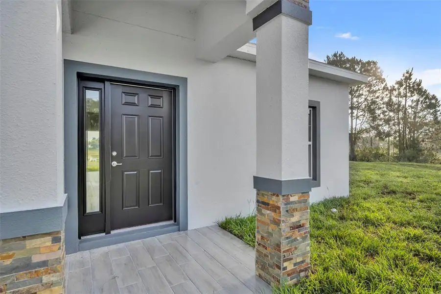 Exterior details and patio area of a home in , Deltona (Image 4).
