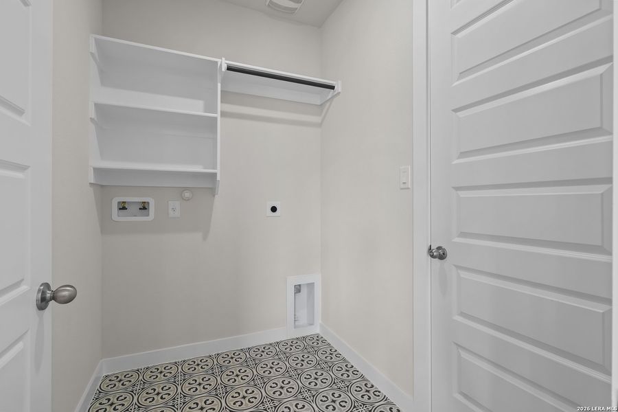 Spacious, unfurnished interior of a new home in Davis Ranch, San Antonio (Image 35).