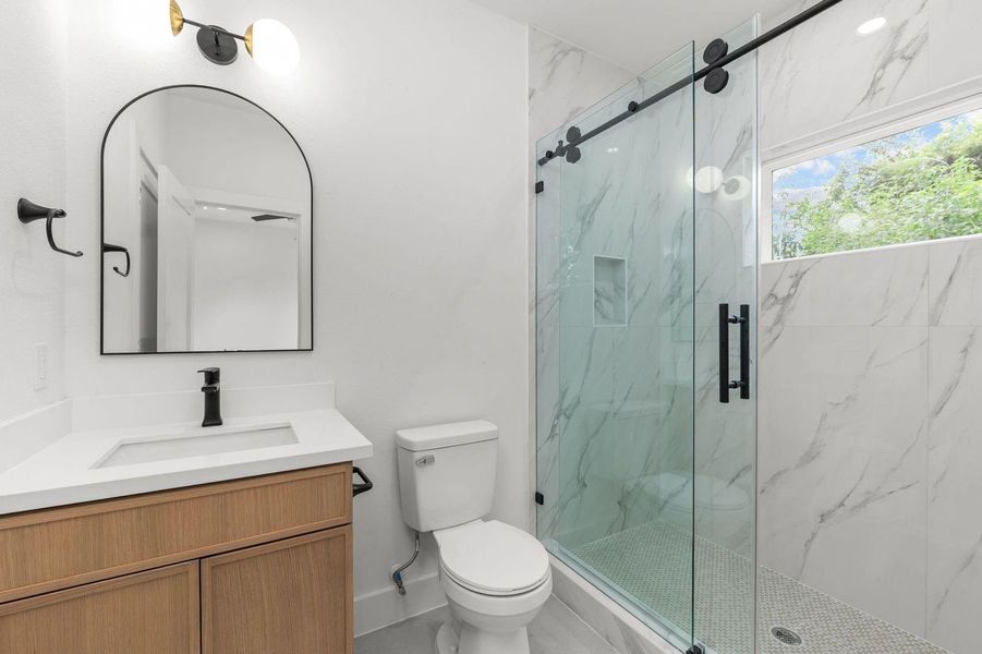 En suite bathroom for 2nd bedroom