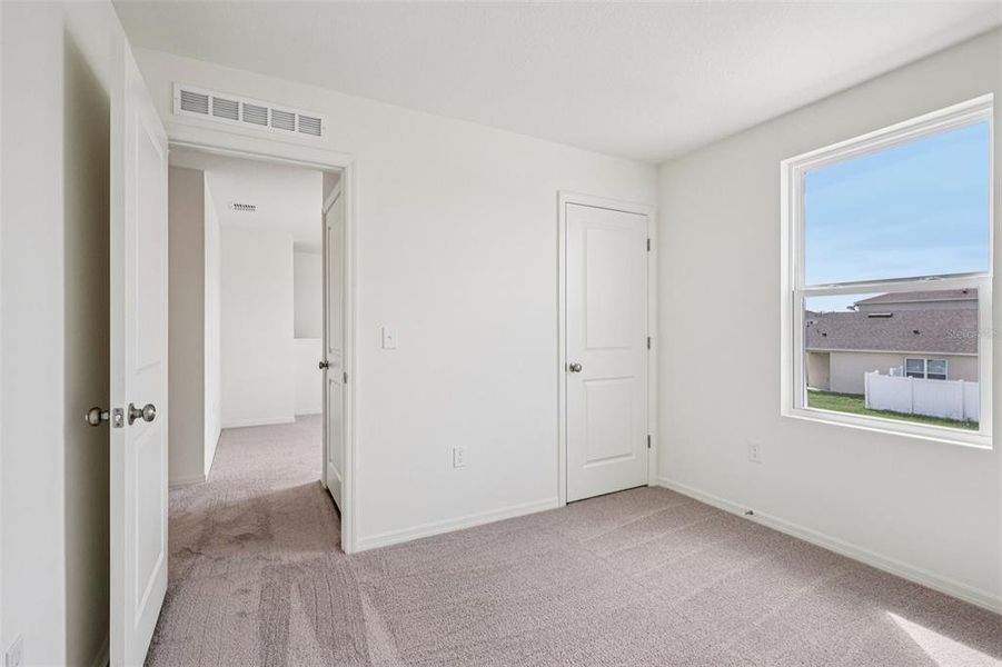 Spacious, unfurnished interior of a new home in Eagle Hammock, Eagle Lake (Image 27).