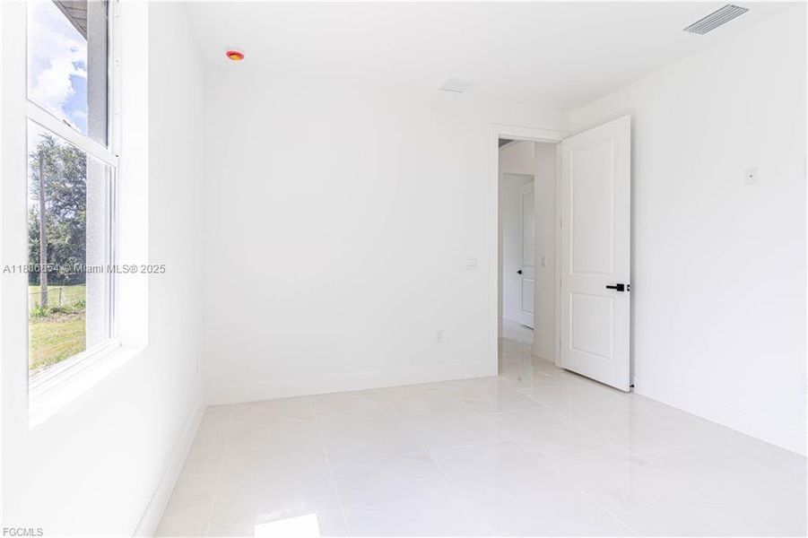 Spacious, unfurnished interior of a new home in , Lehigh Acres (Image 14).