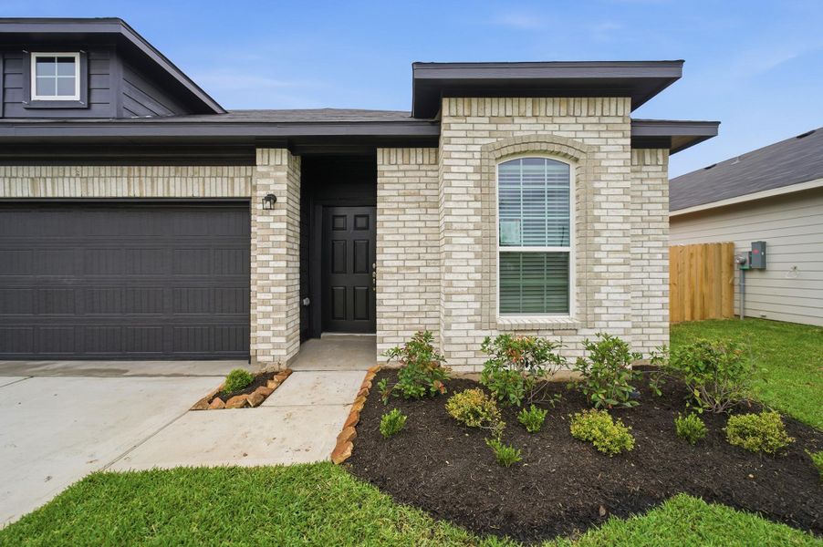 Exterior details and patio area of a home in Trails at Woodhaven Lakes, La Marque (Image 3).