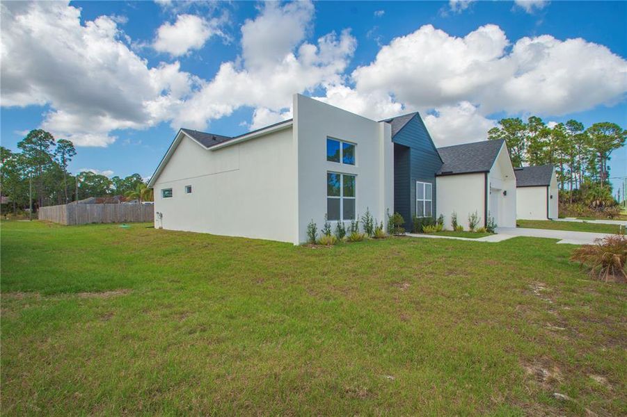 Exterior details and patio area of a home in , Palm Bay (Image 20).