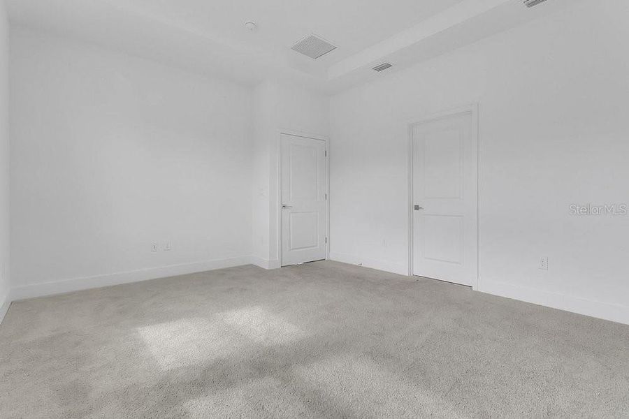 Spacious, unfurnished interior of a new home in Yucatan Gardens, Orlando (Image 22).