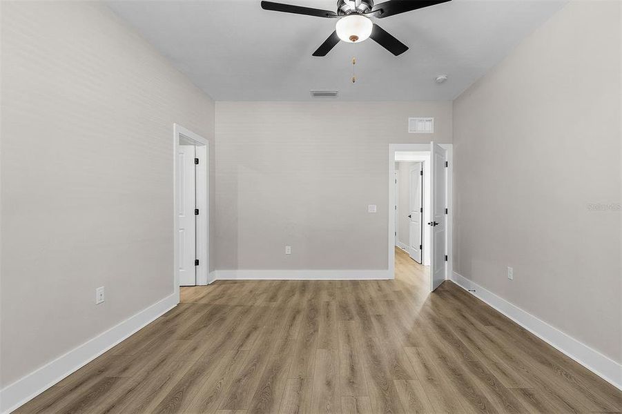 Spacious, unfurnished interior of a new home in , Port Charlotte (Image 15).