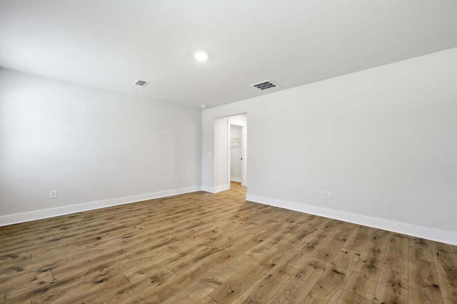 Spacious, unfurnished interior of a new home in , Charleston (Image 15).