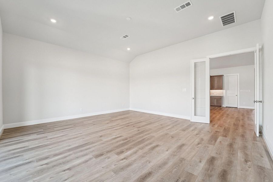 Spacious, unfurnished interior of a new home in Evergreen 70', Conroe (Image 27).
