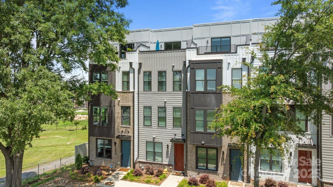 Condo located in Charlotte, NC showcasing its design and architecture (Image 23).