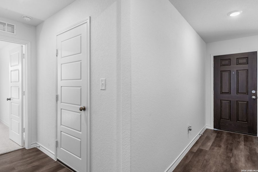 Spacious, unfurnished interior of a new home in Lily Springs, Seguin (Image 11).