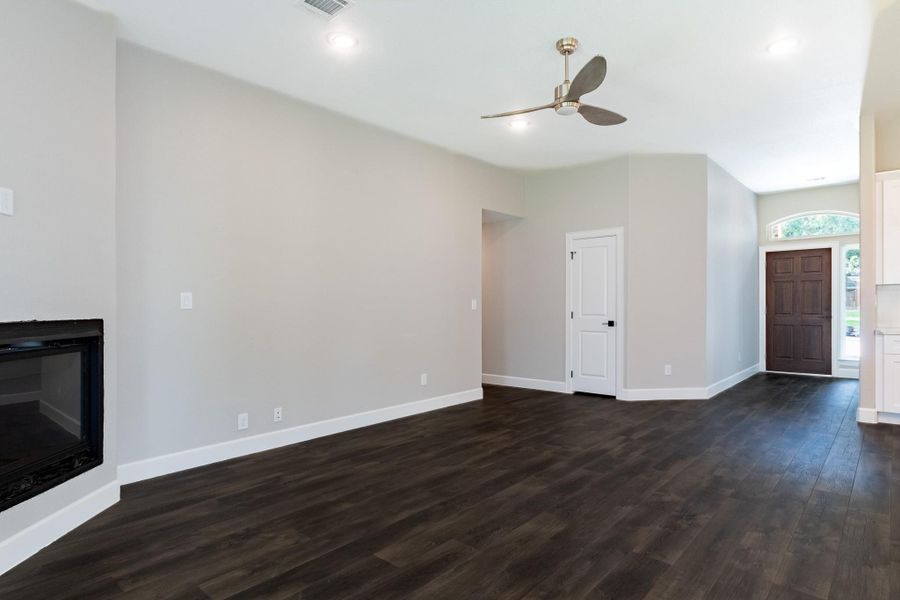 Spacious, unfurnished interior of a new home in , Huntsville (Image 14).