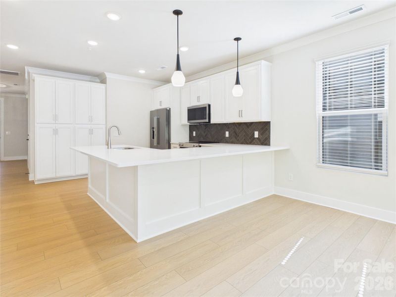 Breakfast bar provides space for up to 5 bar stools.