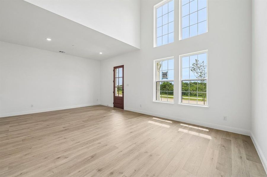 Featuring volume windows, this lovely home is flooded with natural light! Featuring volume windows, this lovely home is flooded with natural light!