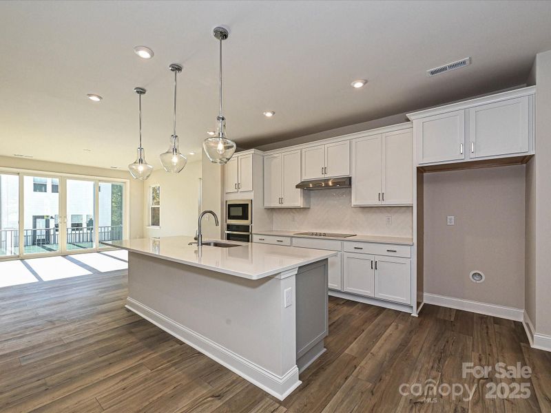 Large Central Island Ideal For Casual Dining or Entertaining. Large Central Island Ideal For Casual Dining or Entertaining.