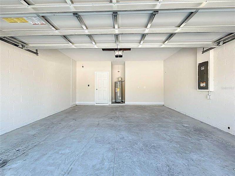 Spacious, unfurnished interior of a new home in , North Port (Image 14).