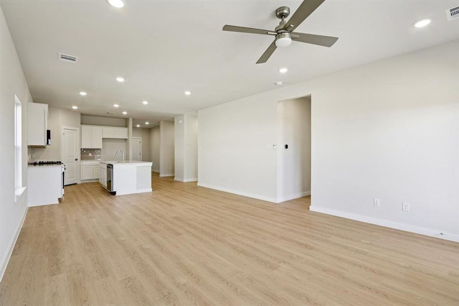 Spacious, unfurnished interior of a new home in Hickory Hill, Sherman (Image 29).