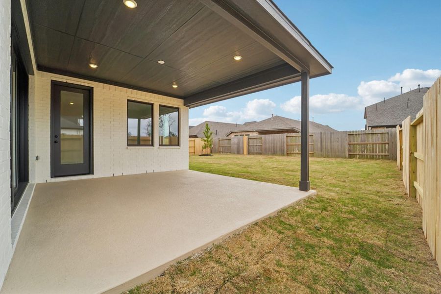 Exterior details and patio area of a home in Evergreen 55', Conroe (Image 28).