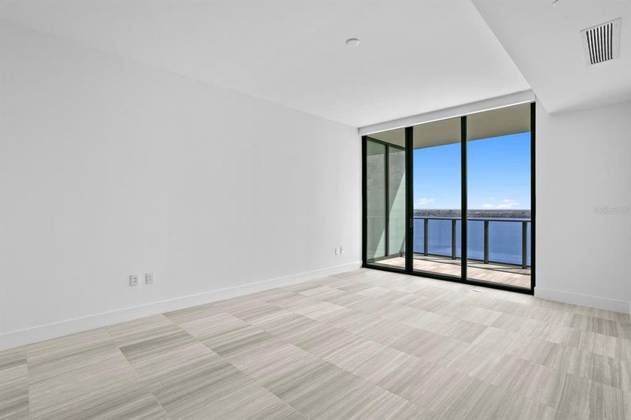 Spacious, unfurnished interior of a new home in , Tampa (Image 74).