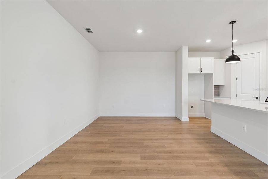 Spacious, unfurnished interior of a new home in Gracewater at Sarasota, Sarasota (Image 19).