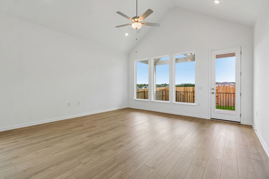 Spacious, unfurnished interior of a new home in Silverleaf, Cedar Creek (Image 14).