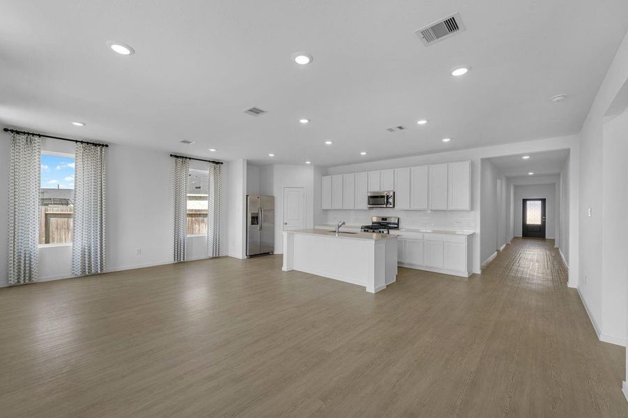 Spacious, unfurnished interior of a new home in Riverwood Ranch, Angleton (Image 15).