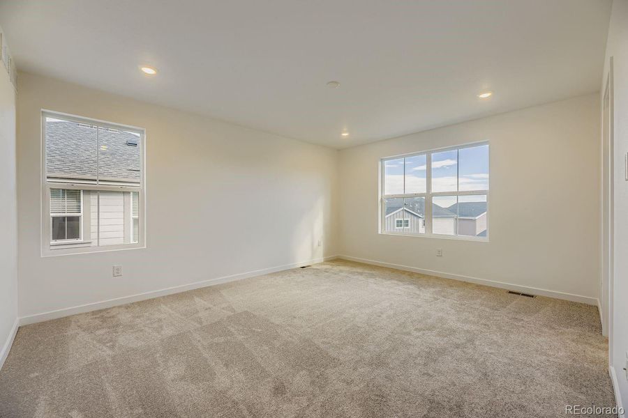 Spacious, unfurnished interior of a new home in Ken-Caryl Ranch: The Pioneer Collection, Littleton (Image 12).