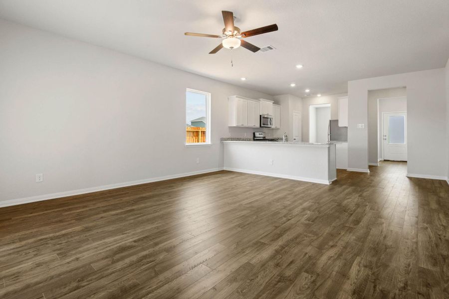 Spacious, unfurnished interior of a new home in Trails at Cochran Ranch, Waller (Image 10).