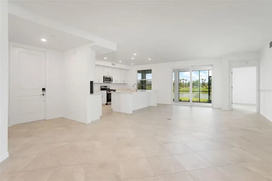 Spacious, unfurnished interior of a new home in Calusa Country Club, Lakewood Ranch (Image 20).