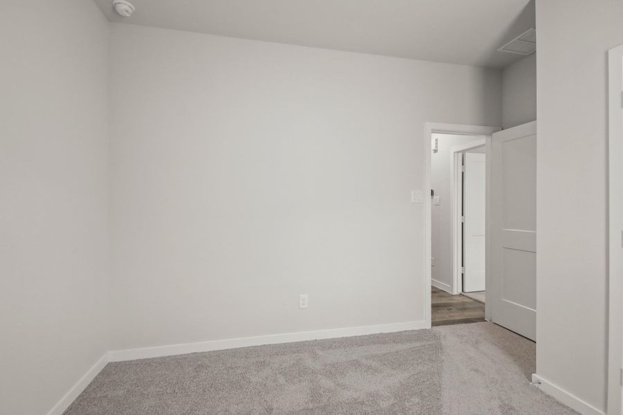 Spacious, unfurnished interior of a new home in Sherwood Glen, Conroe (Image 17).