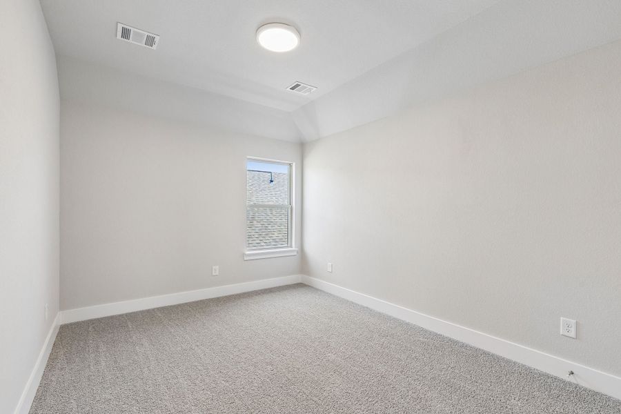 Spacious, unfurnished interior of a new home in Dove Hollow, Waxahachie (Image 30).
