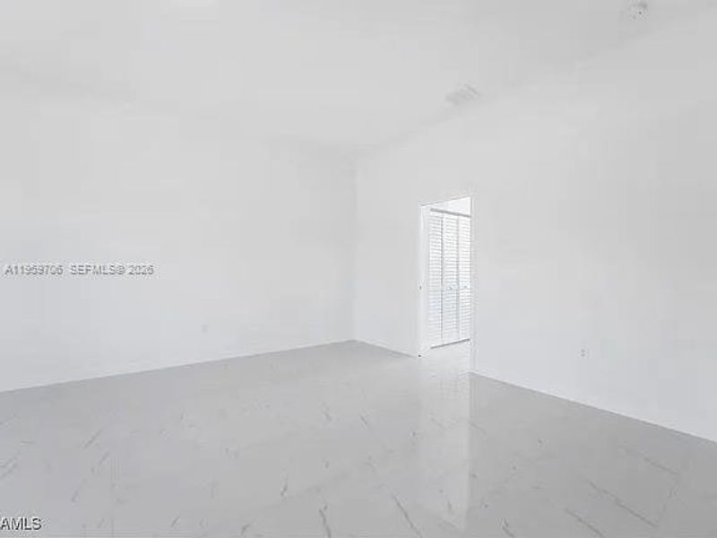 Spacious, unfurnished interior of a new home in , Lehigh Acres (Image 13).