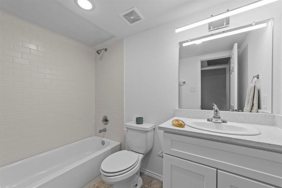 Full bathroom with shower / bath combo