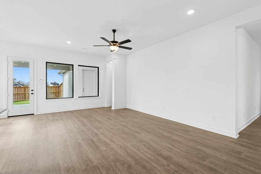 Spacious, unfurnished interior of a new home in Riceland - Enclave Row Collection, Mont Belvieu (Image 19).