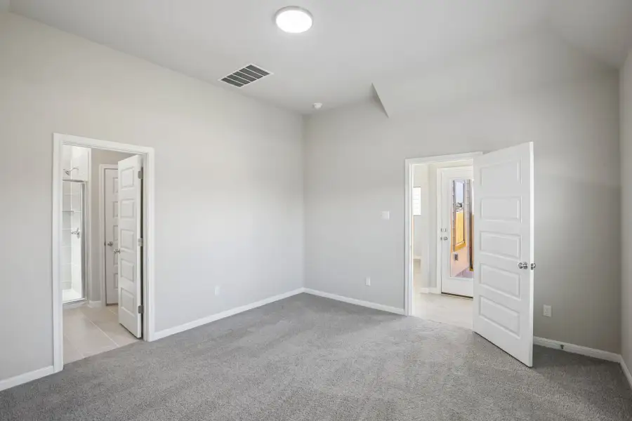 Spacious, unfurnished interior of a new home in Trinity Ranch, Elgin (Image 25).