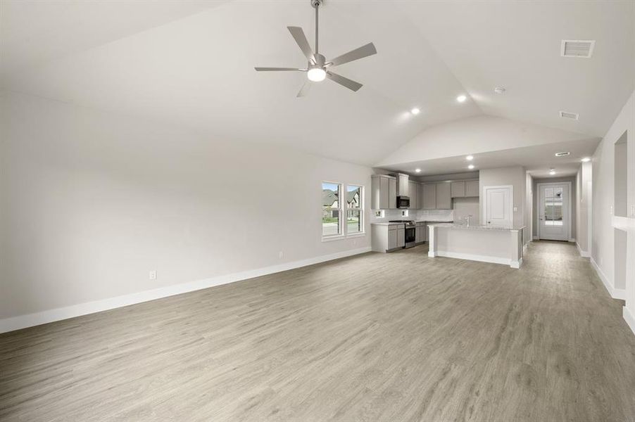 Spacious, unfurnished interior of a new home in Llano Springs, Fort Worth (Image 16).