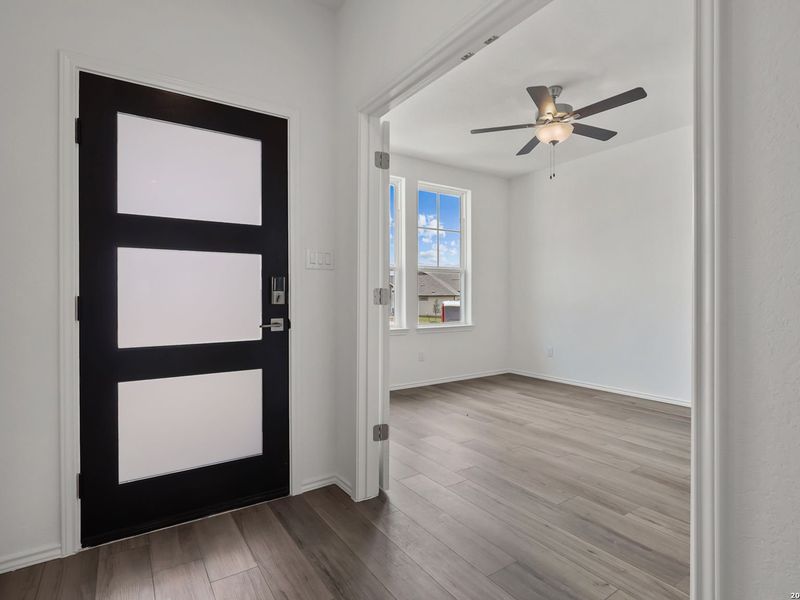 Spacious, unfurnished interior of a new home in Hickory Ridge, San Antonio (Image 19).