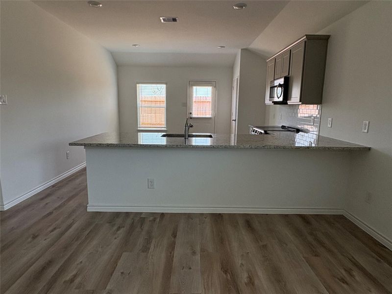Spacious, unfurnished interior of a new home in , Conroe (Image 4).