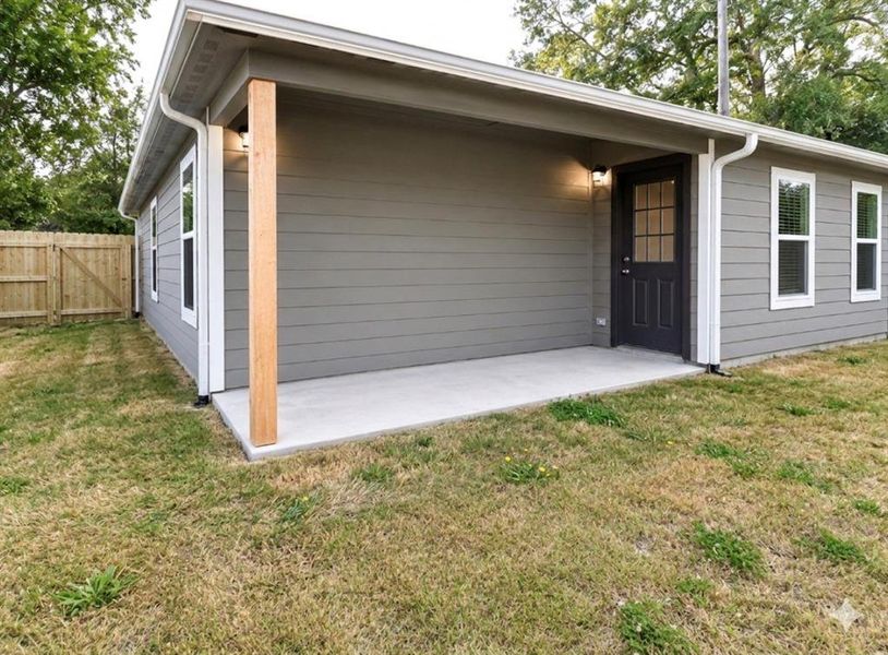 Exterior details and patio area of a home in , Gladewater (Image 16).
