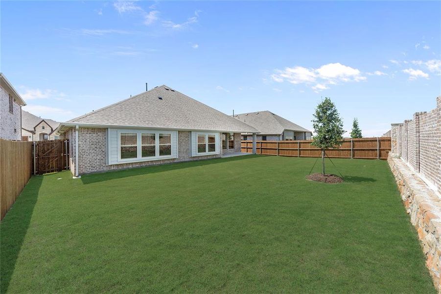 Exterior details and patio area of a home in Chaparral Park, Oak Point (Image 4).