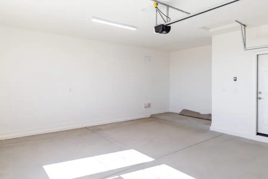Spacious, unfurnished interior of a new home in Rancho Santa Rosa, Maricopa (Image 12).